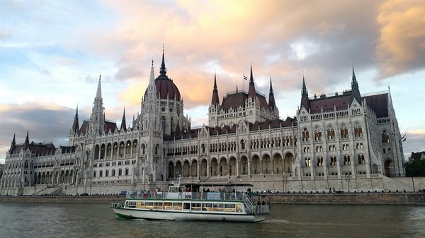 Quels sont les meilleurs circuits pour une croisière fluviale sur le Danube : itinéraires et conseils?